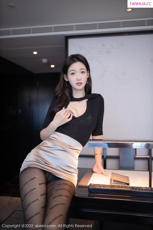 唐安琪  [XiuRen]高清写真图 2022.11.21 No.5887 唐安琪 黑丝短裙第23张图片